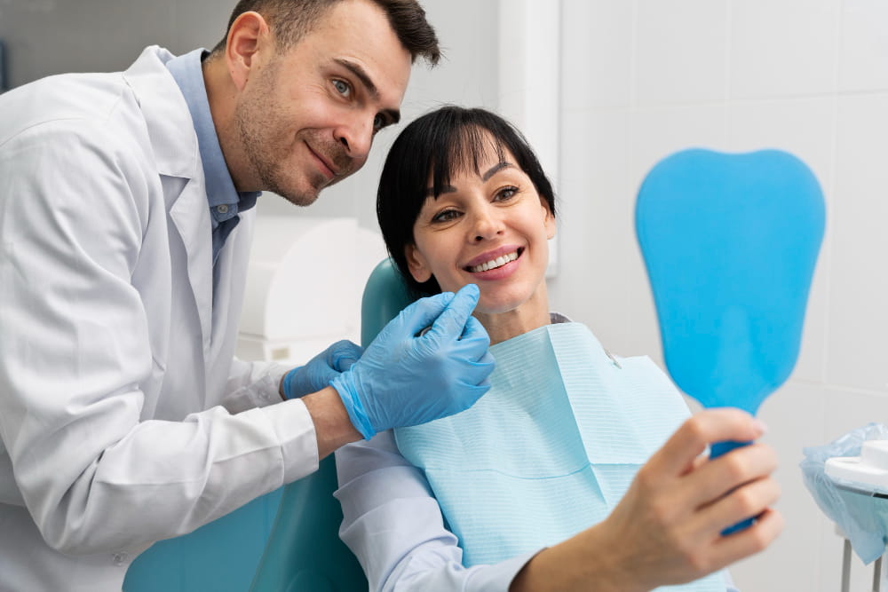 Dentistas de zaragoza con paciente mirando los dientes en un espejo