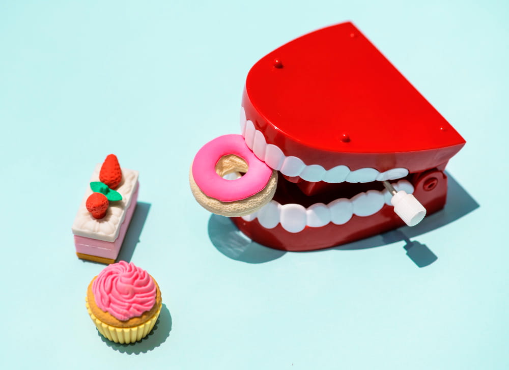 Mandíbula con dulces que empeoran la a salud bucal y la alimentación