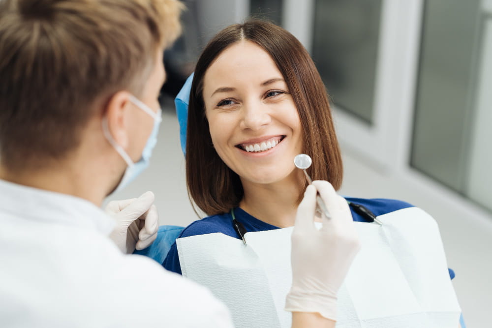 Dentista revisando la salud bucal de una paciente
